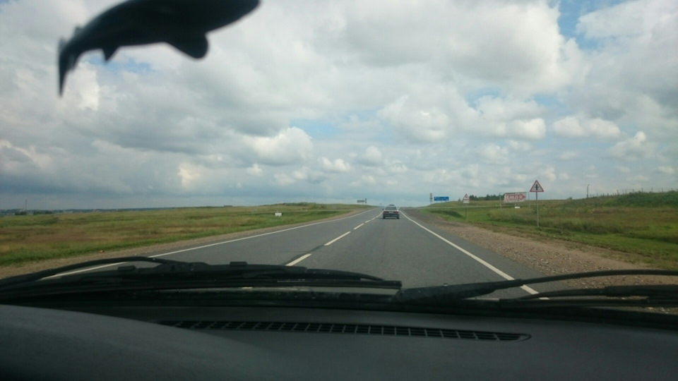 Спереди — машина из колонны, я ехал 3-им — Audi 100 (C4)