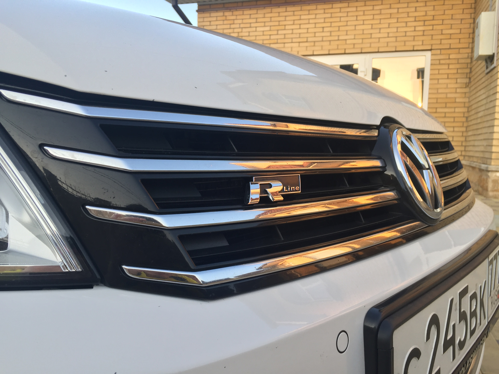 Р лайн. Passat b7 решетка р лайн. R line Volkswagen шильдик. Tiguan r line 2021 шильдик. Туарег 2020 r line шильдики.