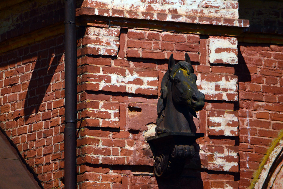 волышево усадьба строгановых история. dc9599s 960. волышево усадьба строгановых история фото. волышево усадьба строгановых история-dc9599s 960. картинка волышево усадьба строгановых история. картинка dc9599s 960. В июне прошлого года я вместе с подругой побывала на Псковщине, у нашей одноклассницы. Живет она в маленьком городе Порхов, что расположен на реке Шелонь, в 88-ми километрах от Пскова. Древний русский город. Первое упоминание о котором приходится на 1239 год. Город-крепость. Увидевший и переживший на своем веку много интересного и сложного. Но мой рассказ не о нем, а о судьбе усадьбы Волышево. Усадьбе, которая когда-то была украшением не только этих мест, но и всей богатейшей империи Строгановых. Усадебный комплекс в Волышево называли «жемчужиной» имений Строгановых. Она входила в 20-ку роскошных и красивейших усадебных комплексов в России конца XIX – начала ХХ века. волышево усадьба строгановых история. dc9599s 960. волышево усадьба строгановых история фото. волышево усадьба строгановых история-dc9599s 960. картинка волышево усадьба строгановых история. картинка dc9599s 960. В июне прошлого года я вместе с подругой побывала на Псковщине, у нашей одноклассницы. Живет она в маленьком городе Порхов, что расположен на реке Шелонь, в 88-ми километрах от Пскова. Древний русский город. Первое упоминание о котором приходится на 1239 год. Город-крепость. Увидевший и переживший на своем веку много интересного и сложного. Но мой рассказ не о нем, а о судьбе усадьбы Волышево. Усадьбе, которая когда-то была украшением не только этих мест, но и всей богатейшей империи Строгановых. Усадебный комплекс в Волышево называли «жемчужиной» имений Строгановых. Она входила в 20-ку роскошных и красивейших усадебных комплексов в России конца XIX – начала ХХ века.