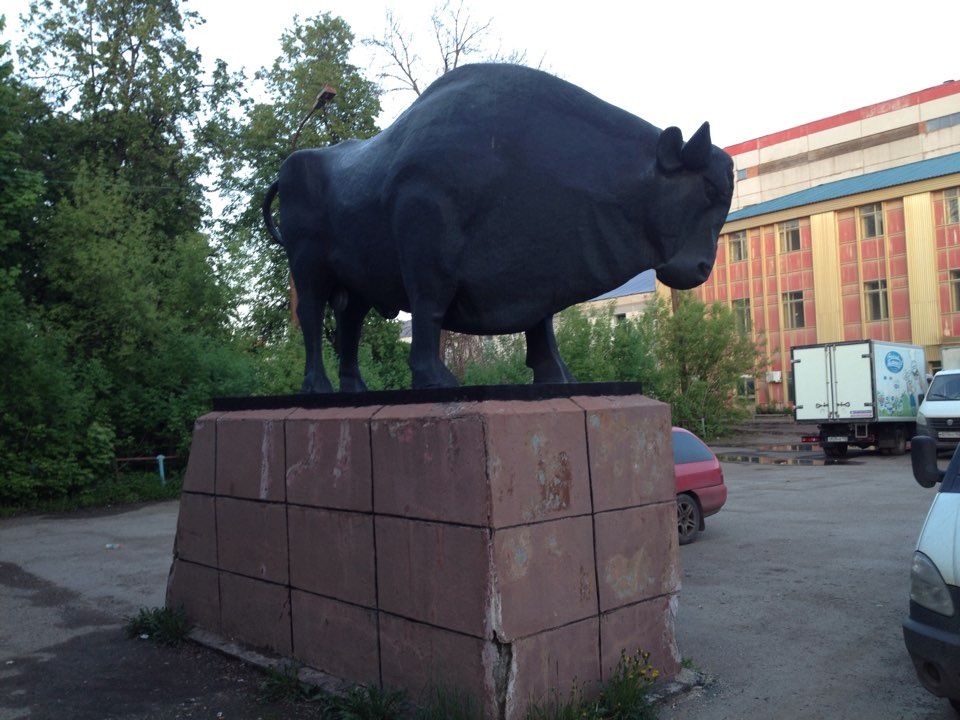 Бык калуга. Памятник быка Кетово. Курганская область Кетово статуя быка. Бык памятник новая Усмань. Памятник быку в Новосибирске.