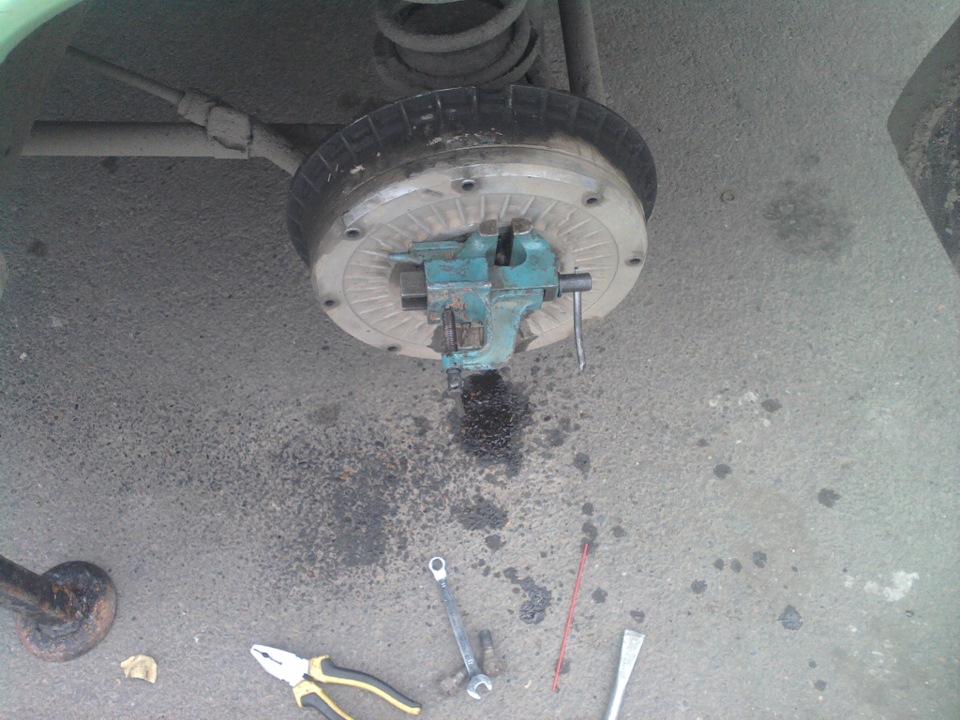 заклинил задний тормозной цилиндр — LADA 21013, 1,3 л., 1985 года ...