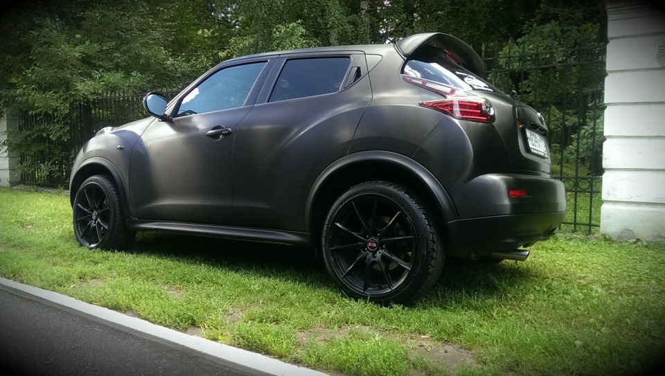 Красный Nissan Juke r18