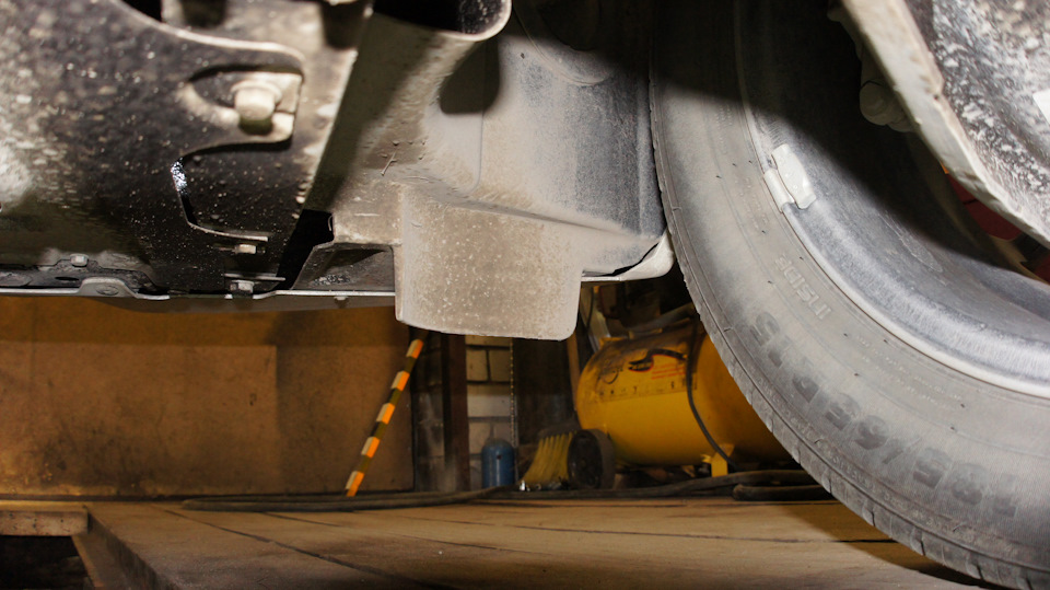 Стоковый правый щиток, вид сзади с ямы. — Lada Vesta SW (1G)