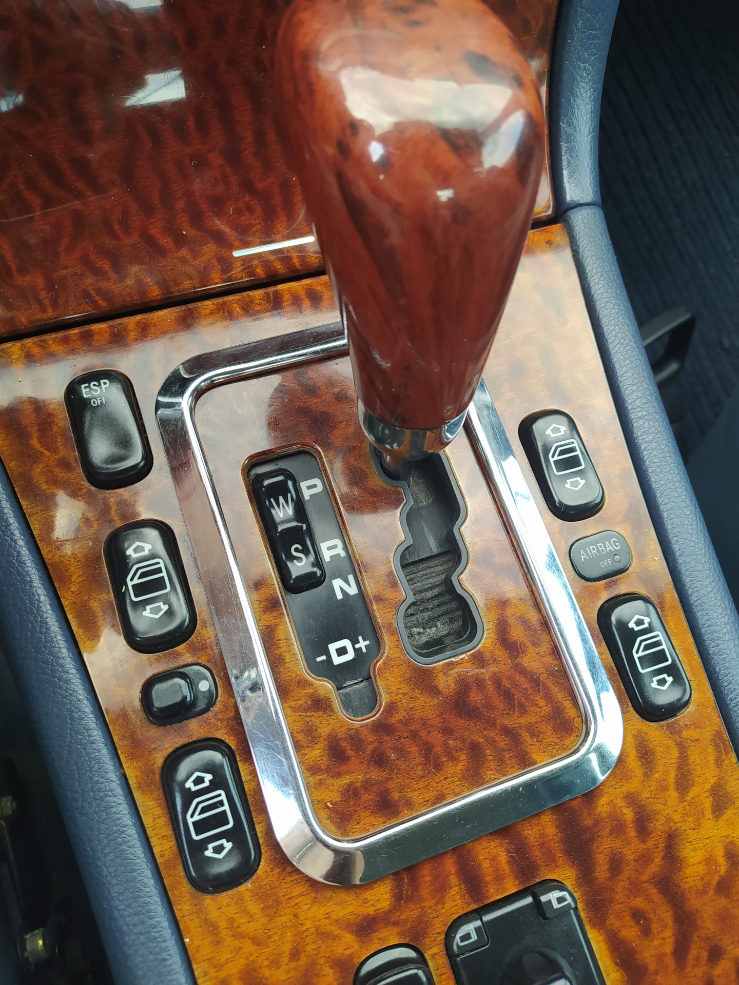 Замена лампочки прикуривателя — Mercedes-Benz E-class (W210), 3,2 л ...