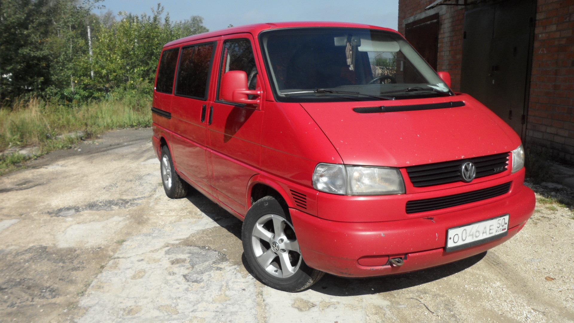 VW Caravelle красно белый