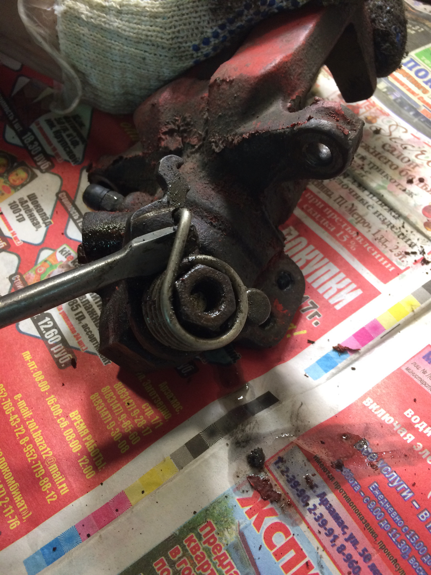 Потек суппорт передний тлк 200. Потек задний суппорт. Потек задний суппорт. Шприцевание заднего суппорта. Потек задний суппорт.