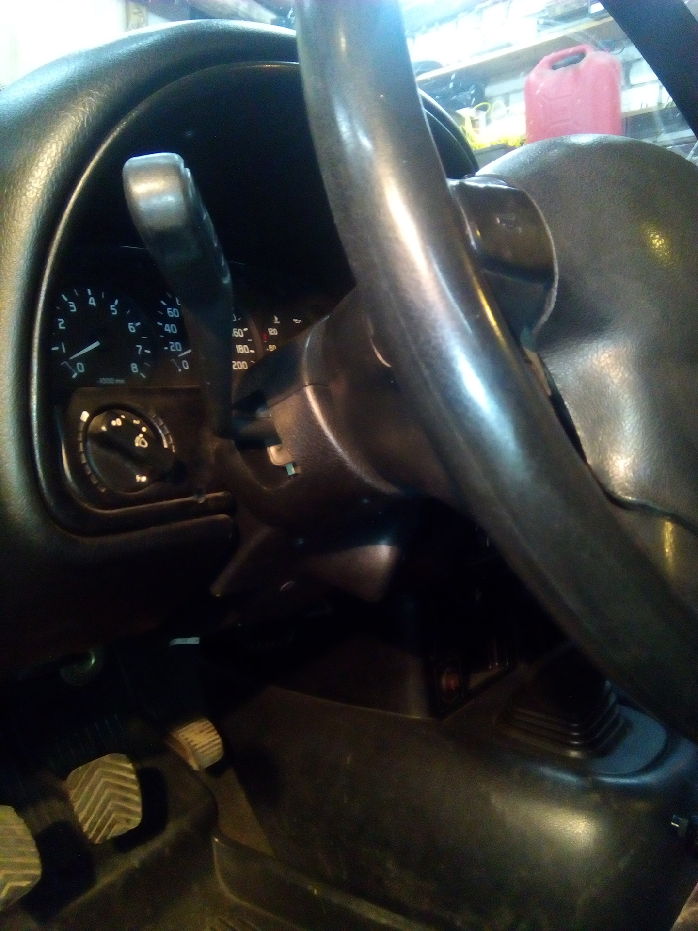 Нижняя часть кожуха рулевой колонки — ГАЗ 3110, 2,3 л, 2002 года ...