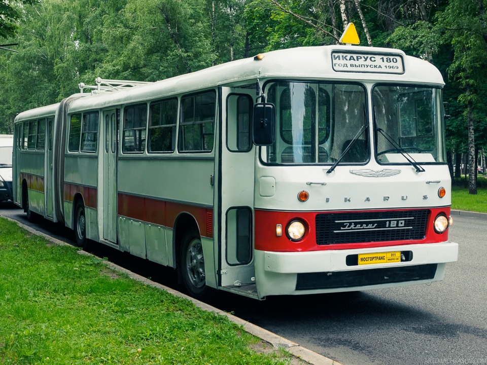 Автобусы прошлых лет. Автобусы Икарус в СССР. Икарус 256 гармошка. Икарус 250 гармошка. Икарус 180.