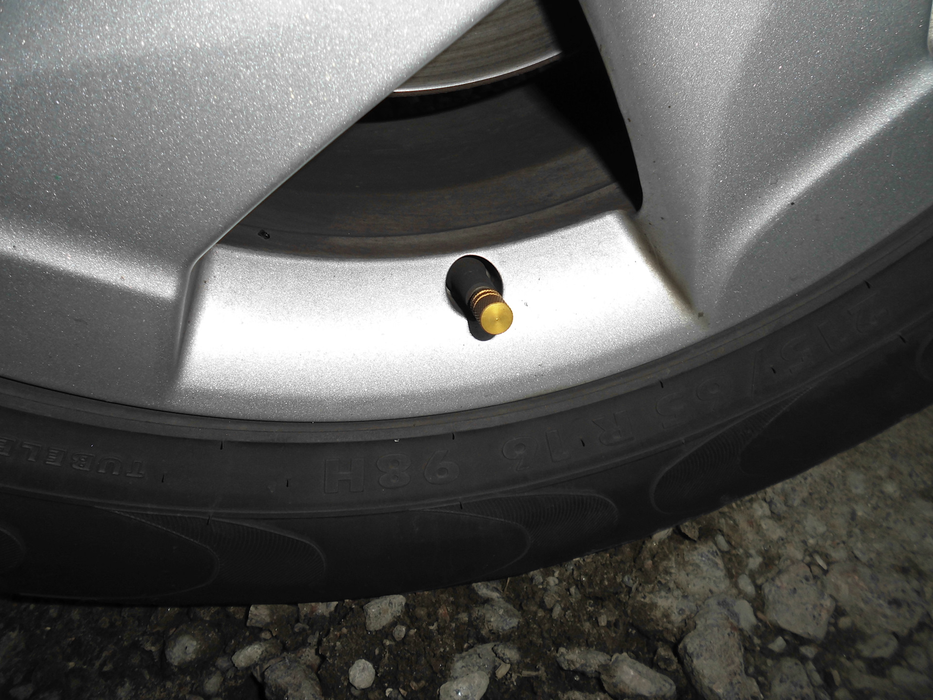 Золотые колпачки на ниппели — Renault Duster (1G), 2 л, 2014 года ...
