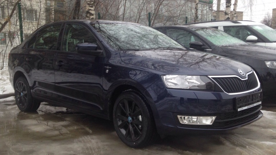 Skoda Rapid синий r17