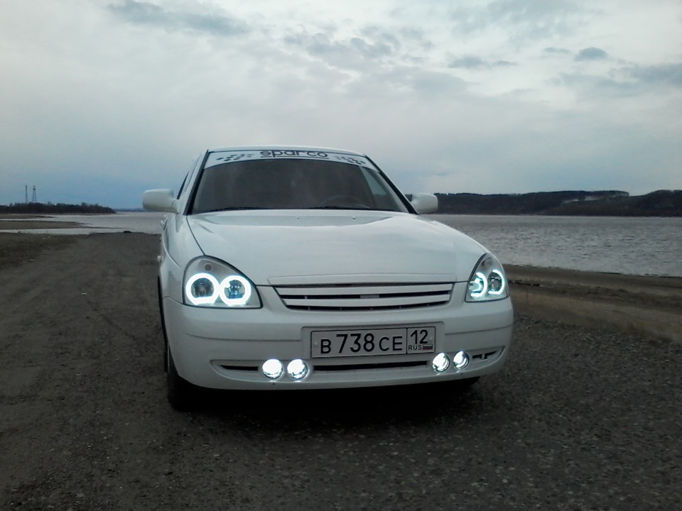 Белая приора с черными фарами. Белые фары приора. Белая приора хэтчбек. Белая приора седан черные фары. Белая приора с черными фарами.