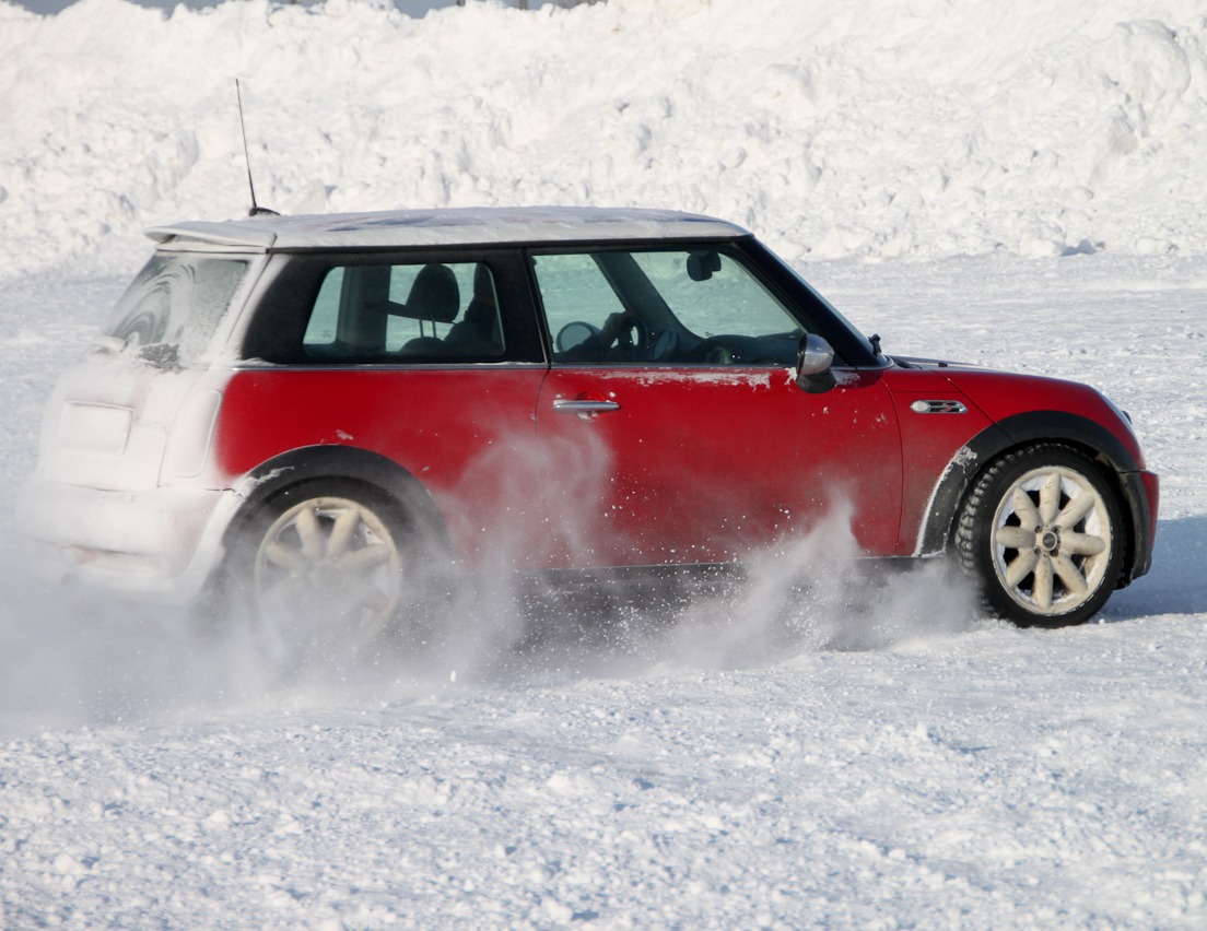 Мини зимой. Мини Купер зима. Mini Cooper зимой. Зимняя резина мини Купер. BMW Mini Cooper зима.