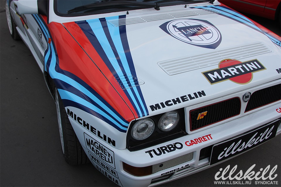 Вот на машине в руках мартини. Lancia Delta HF integrale Martini Racing. Ланча Delta integrale Martini Racing. Lancia Delta Martini Racing. Lancia Delta Martini Racing гонки.