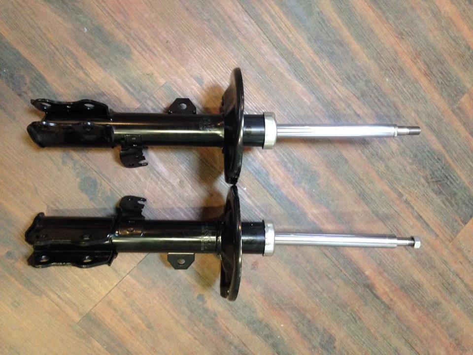 Сверху стойка от Toyota Corolla, снизу от Toyota Allion — Toyota Allion (T260)