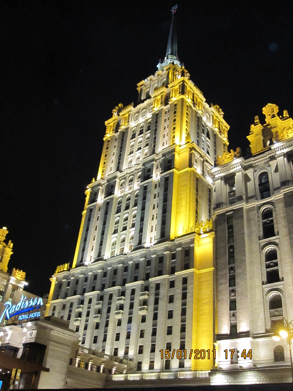 Royal moscow. Radisson Cruise Moscow. Ночной Рэдиссон. Рэдиссон Воронеж. Рэдиссон Роял ночью.