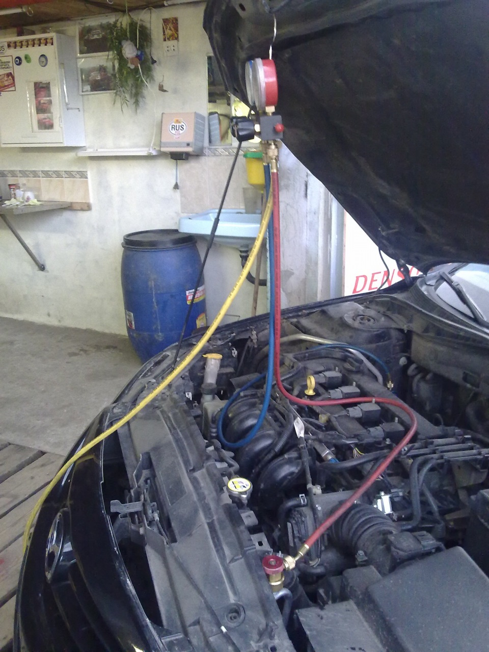 Дозаправка кондиционера — Mazda 6 (1G), 1,8 л, 2003 года | своими ...