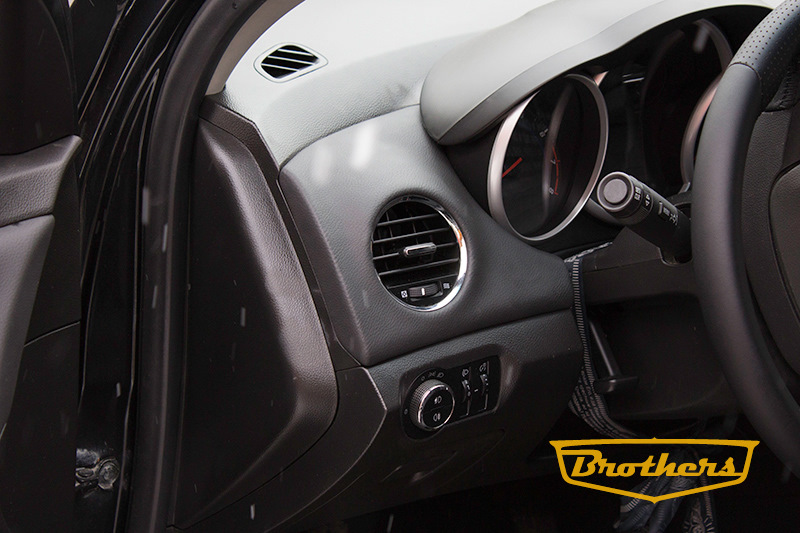 Перетяжка дверных карт и элементов панели приборов для Шевроле Круз ...