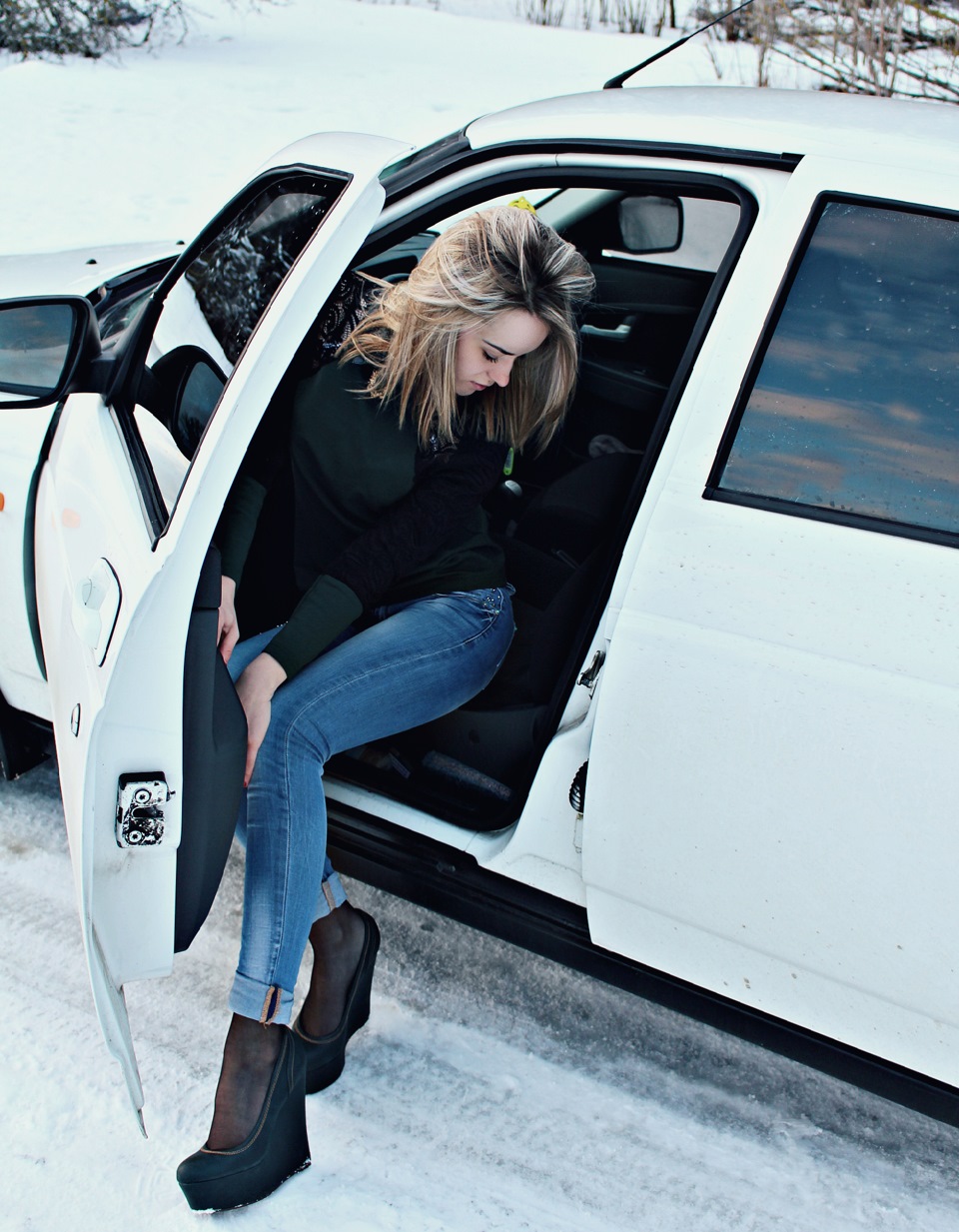 Блондинка в машине зимой