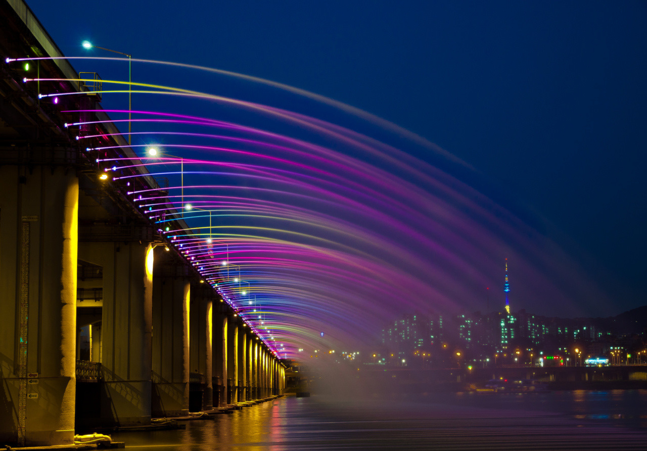 Радужный мост-фонтан «Банпо» в Сеуле (Южная Корея)