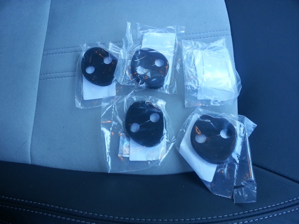 Заглушки на ответную часть замка — KIA Sportage (3G), 2 л, 2014 года