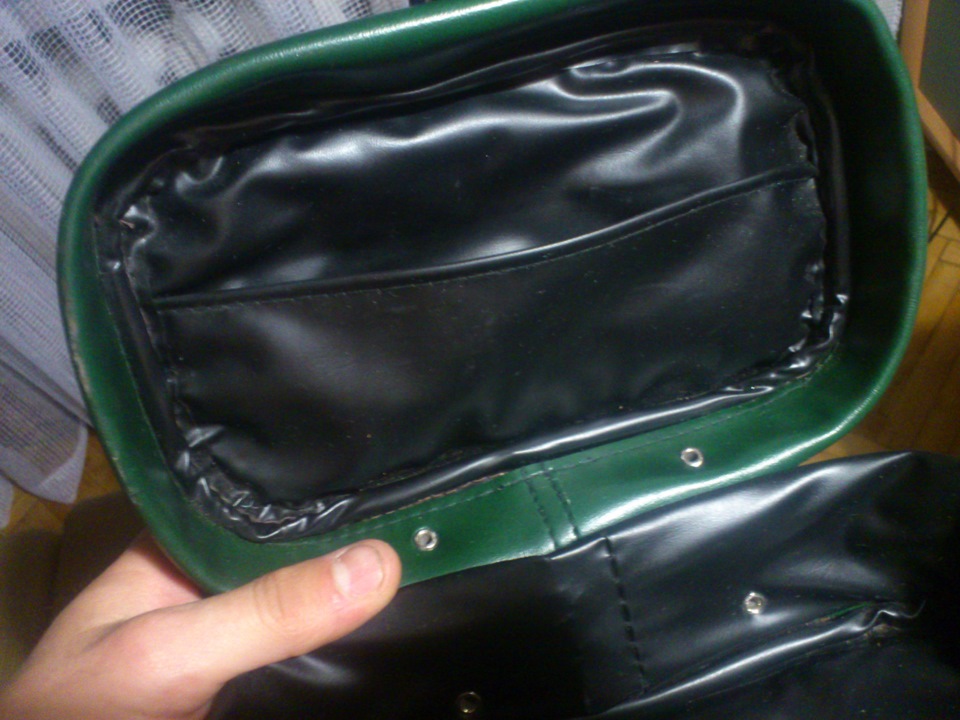 Крышка, в этом карманчике я нашел родные перечень, памятку и этикетку, на которой должна быть фамилия того, кто ее паковал — ГАЗ 2417