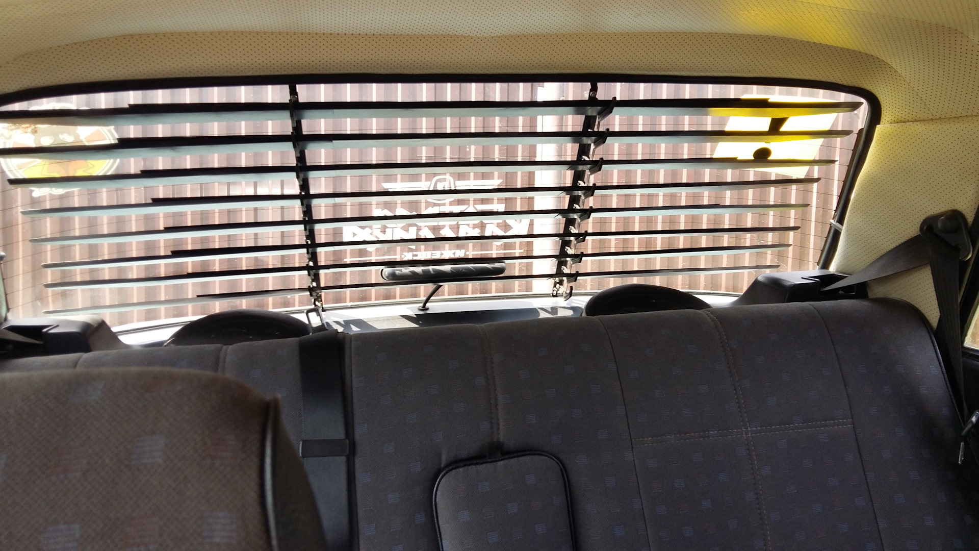 Шторки жалюзи на автомобиль. Решетка "шторка" на заднее стекло для ВАЗ 2101-2107. Шторка заднего стекла ВАЗ 2107. Шторка на заднее стекло ВАЗ 2107. Задняя шторка на ВАЗ 2107.