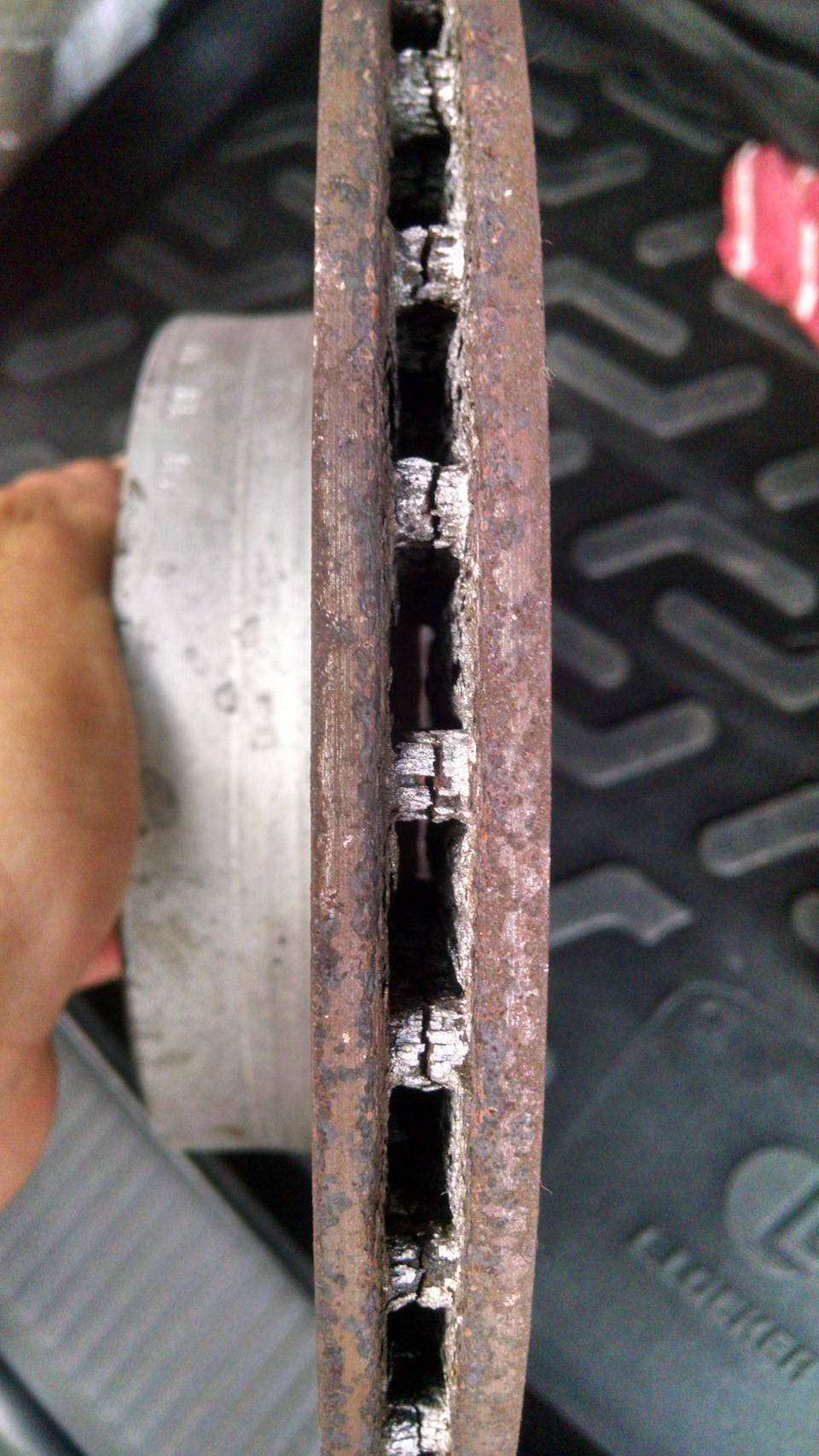 Лопнул тормозной диск — Volkswagen Golf Plus, 1,6 л, 2007 года ...