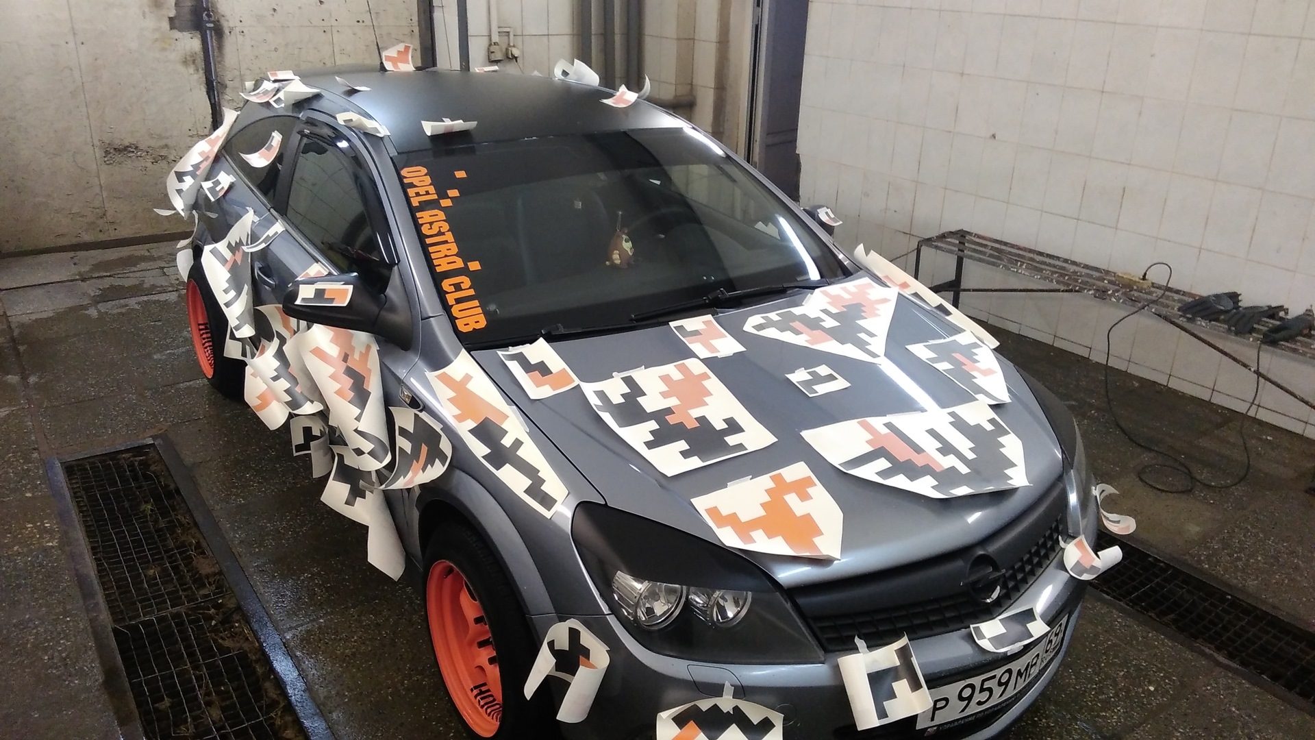 Поклеить обои в нише. Обклеянный или обклеенный как правильно. Стикеры на машину. Пассат б5 оклейка пленкой. Как обклеить пол тканью.