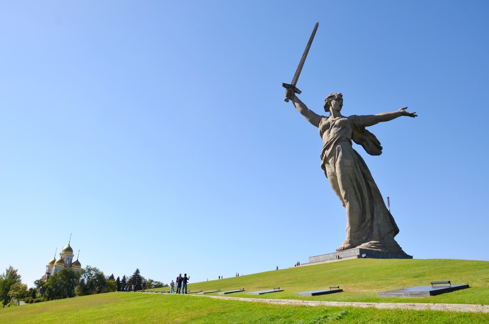 Волгоград мамаев курган видео. Сказ о Мамаевом Кургане. Мамаев Курган Главная высота России. Родина мать Омск. Мамаев Курган гиф.