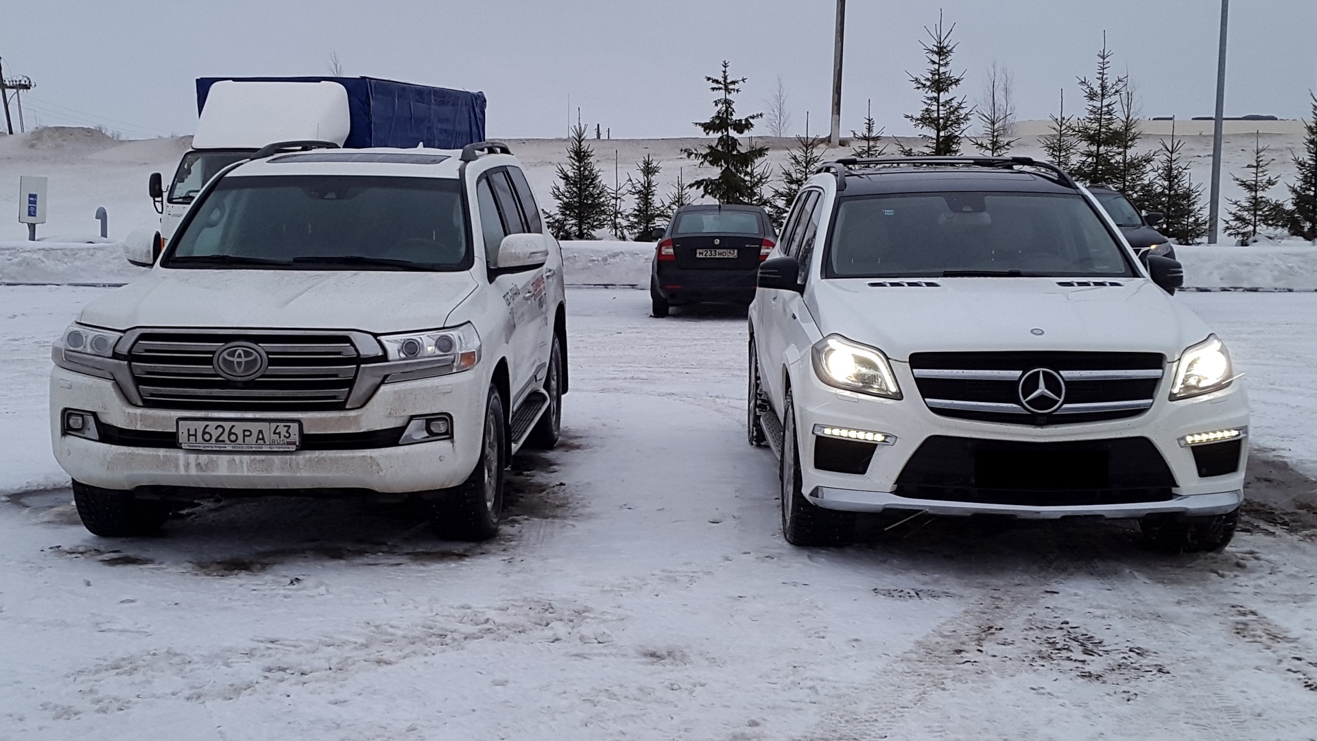 Тойота идет. Toyota Land Cruiser vs Mercedes Benz gl-klasse.