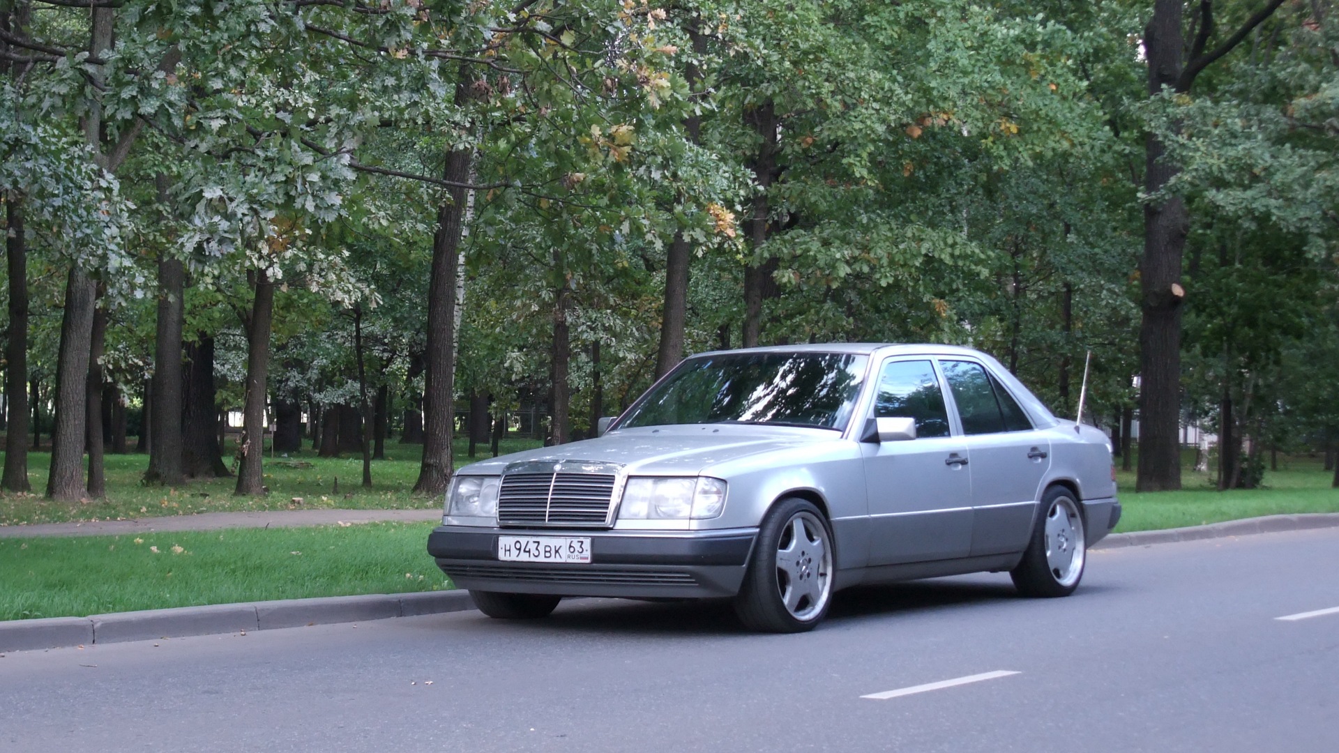 Mercedes w124 серебристый