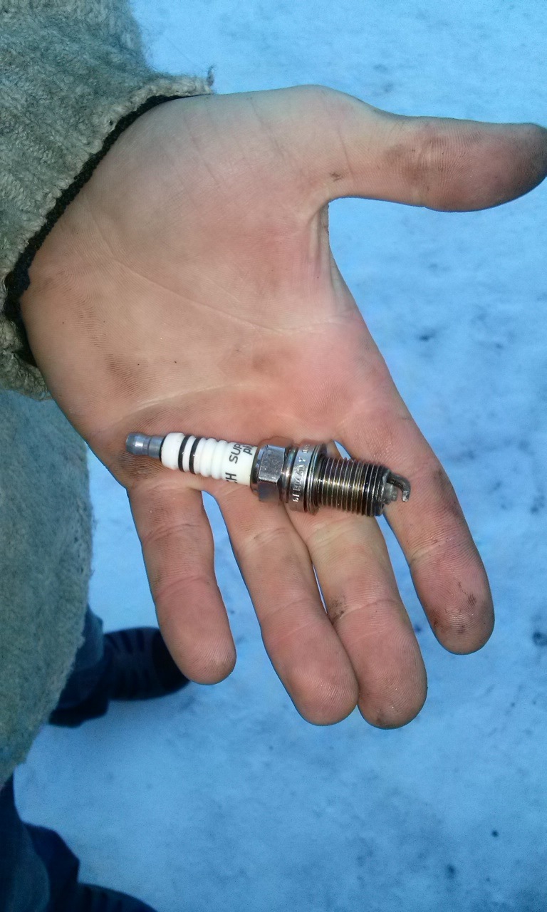 Масло в свечном колодце — Lada Калина седан, 1,4 л, 2008 года | своими ...