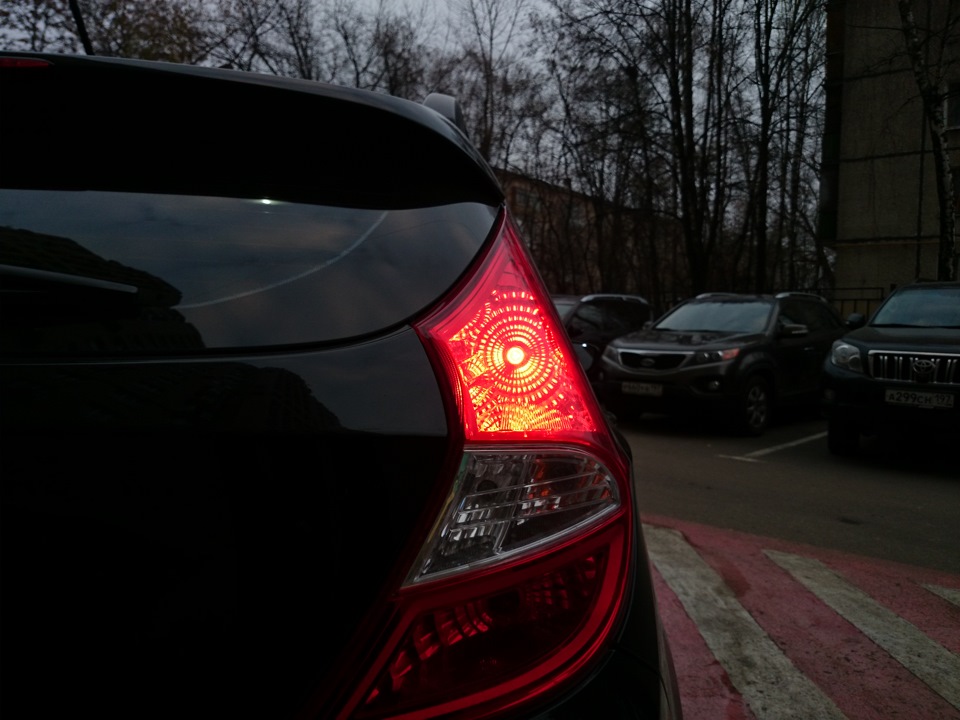 Задний стоп сигнал хендай солярис. Лампа стоп сигнала Солярис хет. Hyundai Solaris 2012 лампы стоп сигнала. Лампа стоп сигнала Солярис хэтчбек. Задние габариты Хендай Солярис.