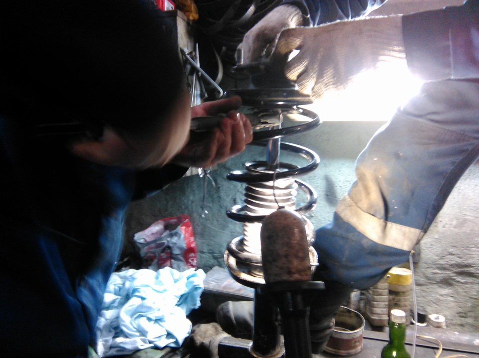 Устранил стук в опоре стойки и приспособа стяжки пружин из домкрата Ваз ...