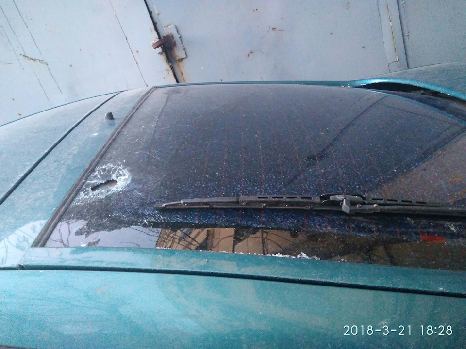 Вечер оказался не добрым. Разбилось заднее стекло. — Mazda 626 IV (GE ...