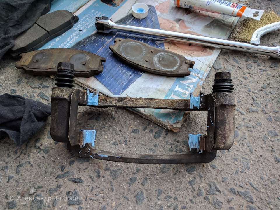 Мажем места где будут стоять тормозные колодки — SsangYong Kyron