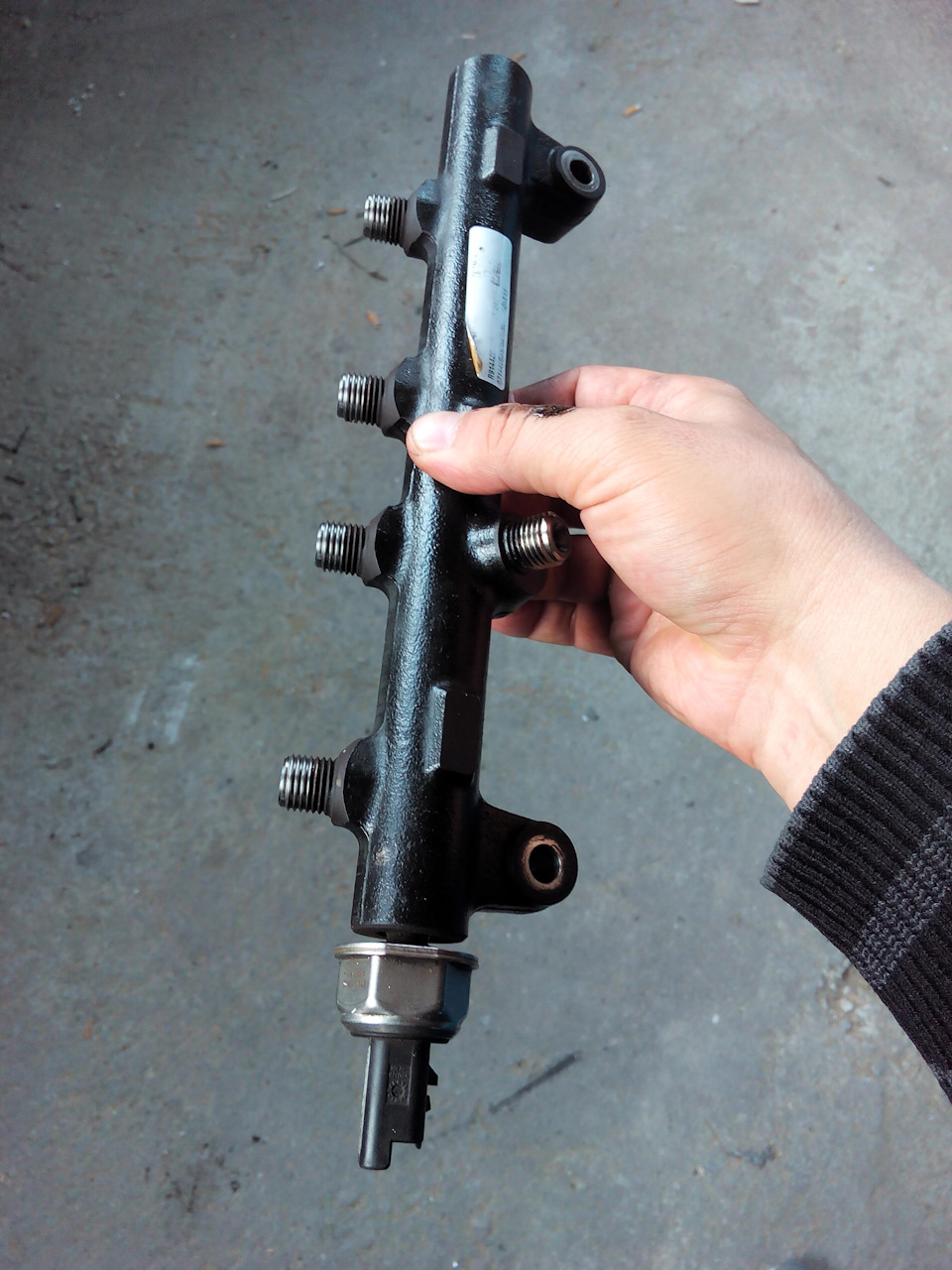 А ещё кстати есть вот рампа топливная с датчиком давления. Отдам за 2500 с доставкой ТК за ваш счёт. — SsangYong Actyon Sports (1G)