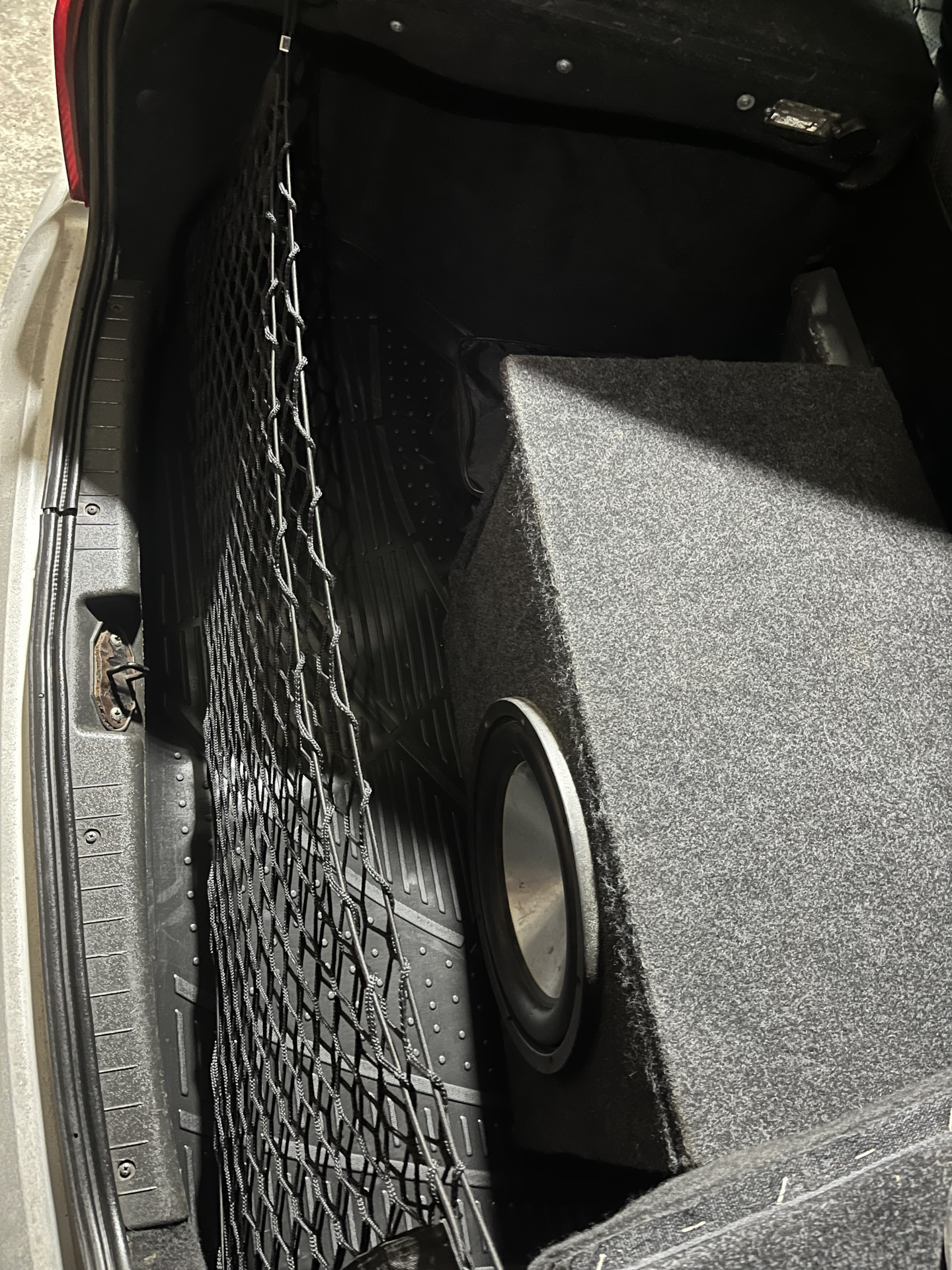 Резиновый коврик в багажник и сеточка — Lada Приора хэтчбек, 1,6 л ...