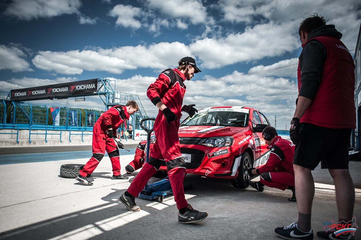 Гонки русский серий. Гонки 2016. Топ гонок 2016г. Lada Sport пилот экипировка. Русское кольцо гонки 2016.