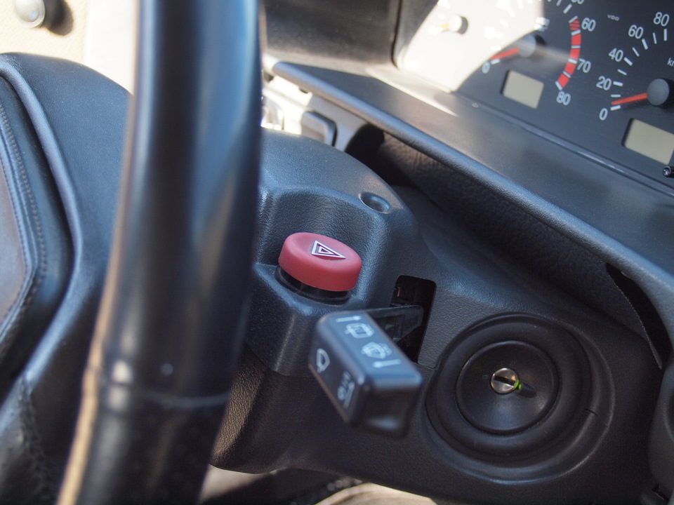 Красная кнопка сигнализации. Кнопка аварийки ВАЗ 2115 на руле. Красная кнопка аварийки ВАЗ 2110. Кнопка аварийной сигнализации 2114 расположение. Аварийка ВАЗ 2107 на руле.