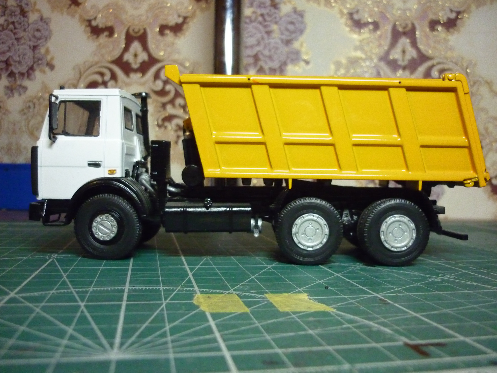 Куплю модель самосвала. МЗКТ 730100 модель 1/43. Isuzu 1:43 модель грузовик. Кузов КАМАЗ АВД. Масштабная модель грузовика Исузу.