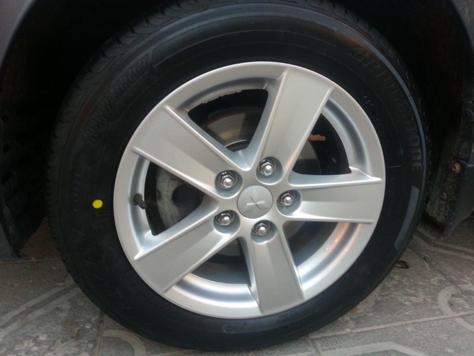 Резина на митсубиси 10. Покраска дисков на митсубиси лансер 10. Лансер 10 размер шин r16. Резина на митсубиси 10. Белые надписи на покрышках mitsubishi lancer 10.