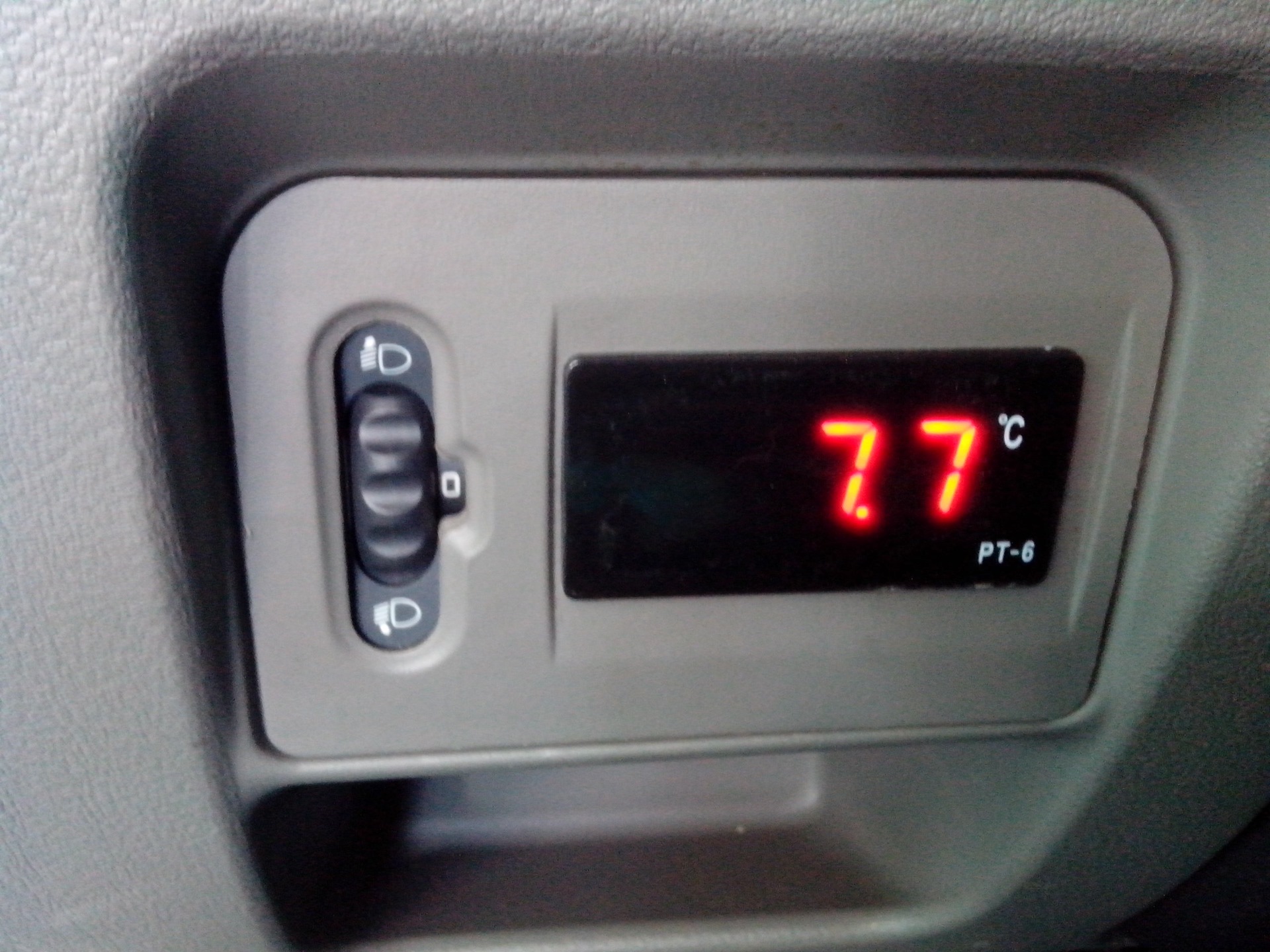 Датчик температуры воздуха для автомобиля. Индикатор температуры двигателя Логан 2. Цифровой датчик двигателя Renault Duster. Рено Логан 2 индикатор температуры. Датчик температуры воздуха Рено Симбол.