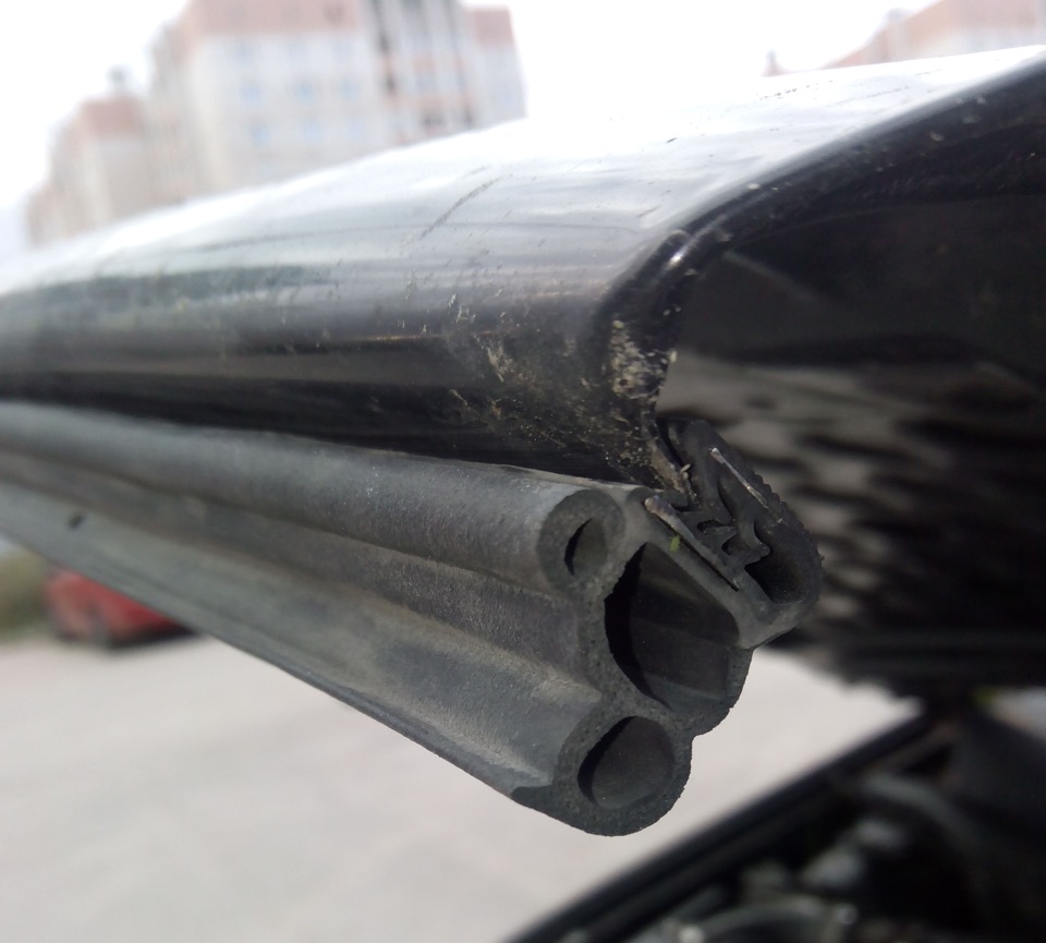 Замена штатного уплотнителя капота — Opel Astra H, 1,4 л, 2006 года ...