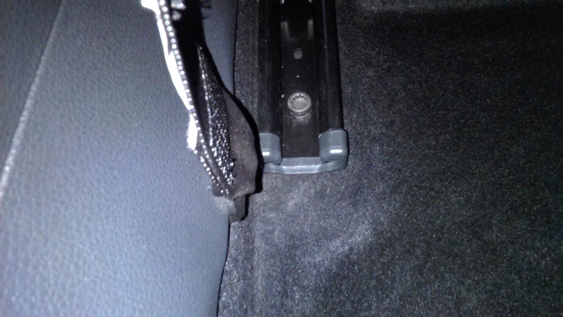 Клипса задней полки поло седан. Скоба спинки заднего сиденья toyota vista седан. Задние нижние сиденья фольксваген поло. Снять облицовку переднего сидения фольксваген поло. Чери амулет передние сиденья.