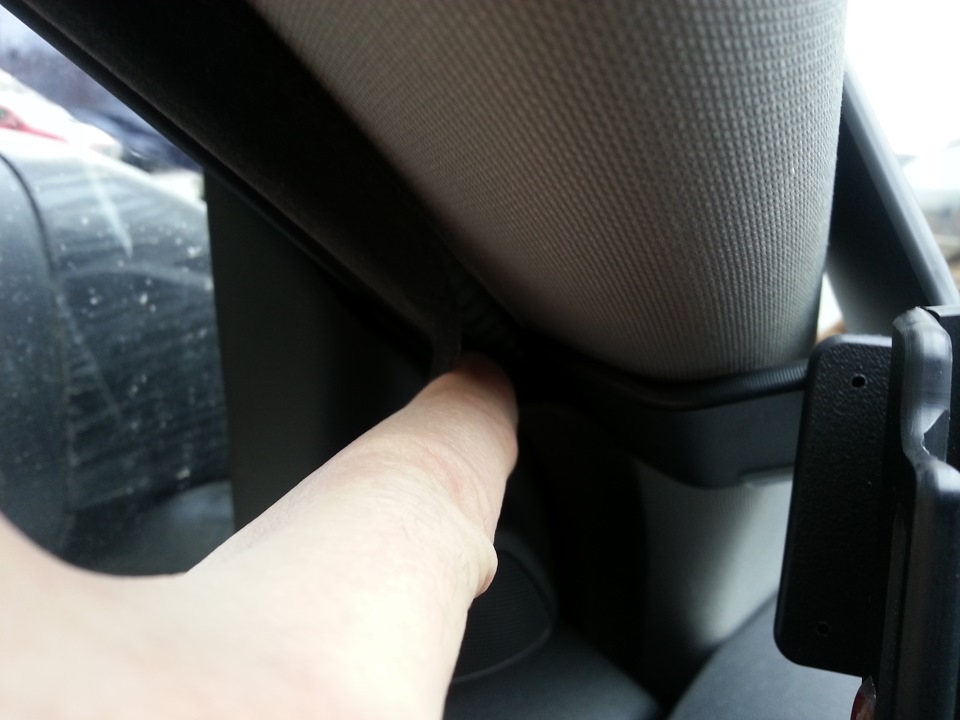 Процесс установки скобы — заводим за резинку и защёлкиваем с другой стороны стойки — Volvo XC70 III