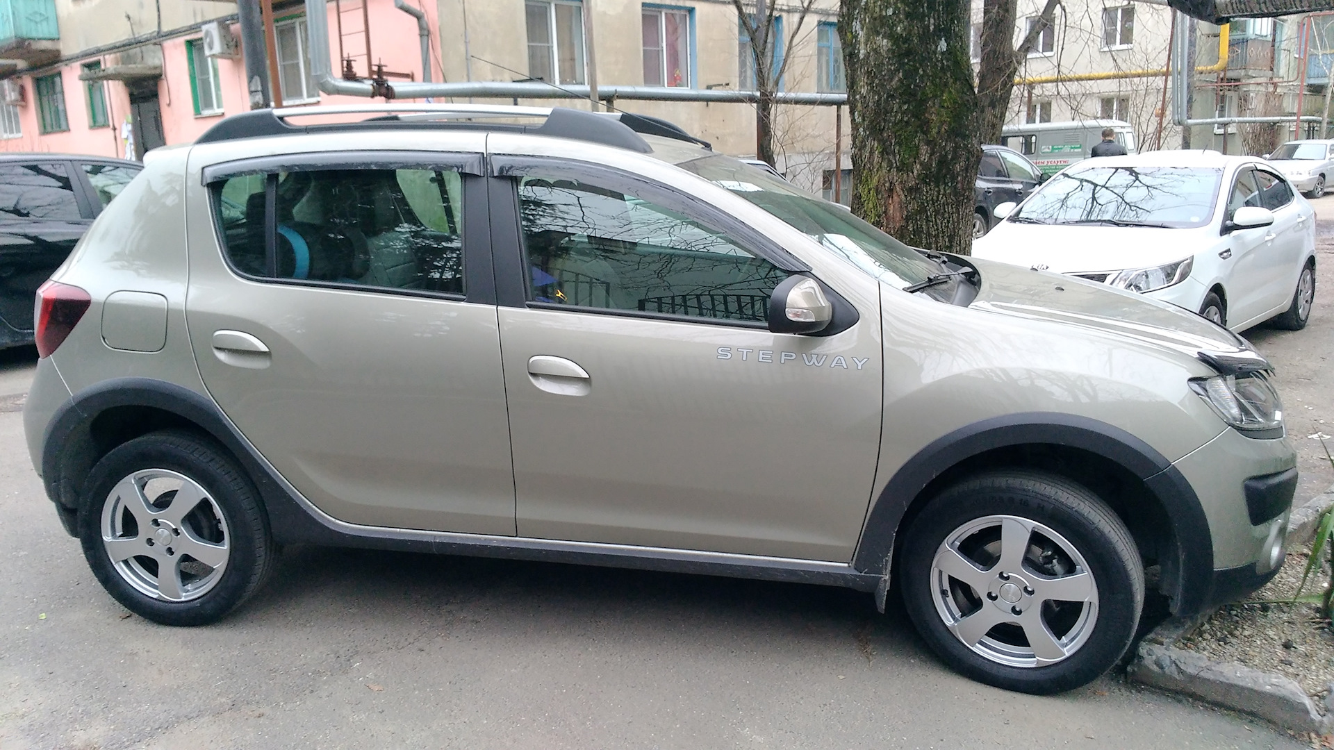 Диски сандеро степвей. Renault Sandero Stepway диски. Диски Скад 15 на Рено Сандеро.