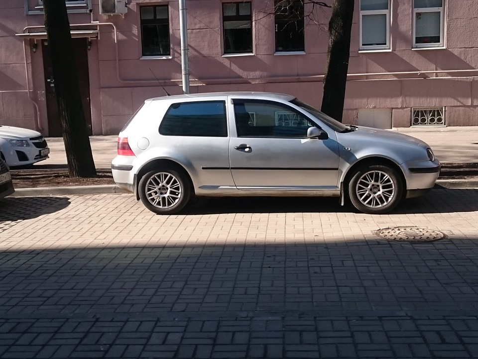 Колесо гольф 4. Golf 4 r16. Golf 4 r14 колесах. Диски на VW Golf 4.