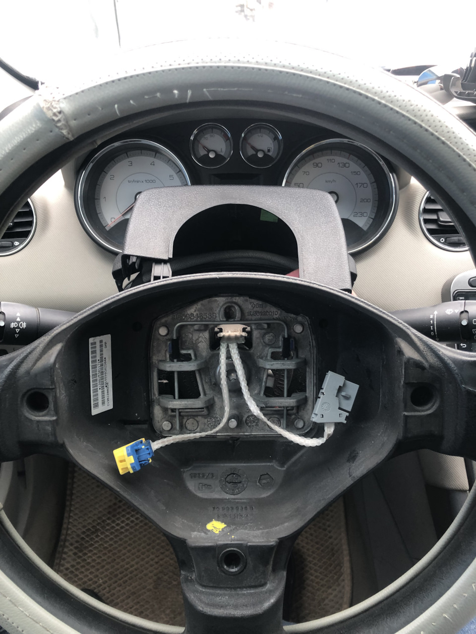 Замена на кожаный руль — Peugeot 308 (1G), 1,6 л, 2008 года | своими ...