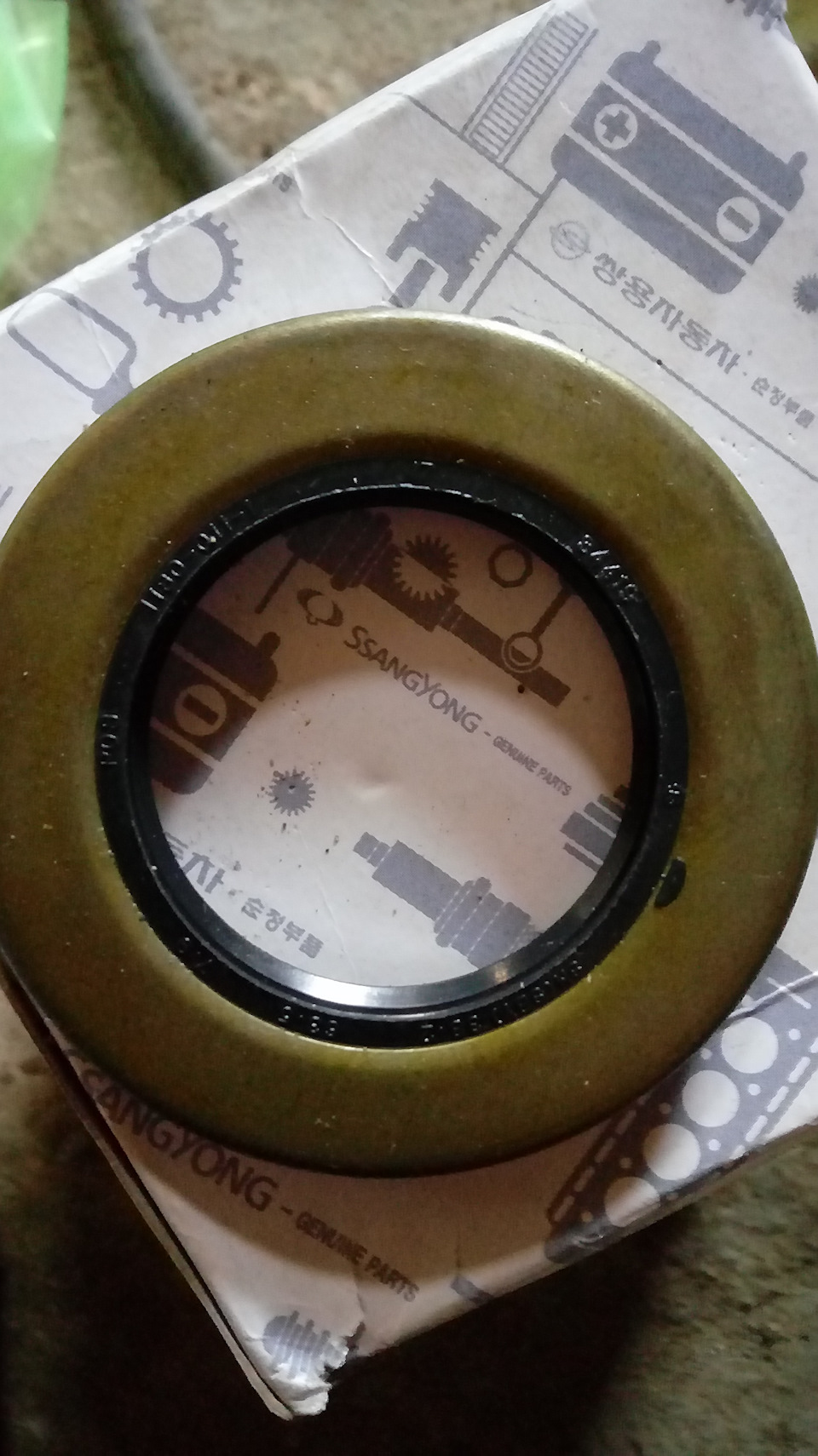 4242605000 сальник полуоси внутренний — SsangYong Actyon (1G). Запчасти на фото: 4242605000